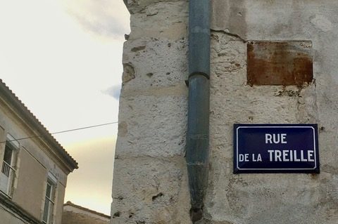 Véronique Parat fait ressurgir le passé grâce à une plaque de rue.
