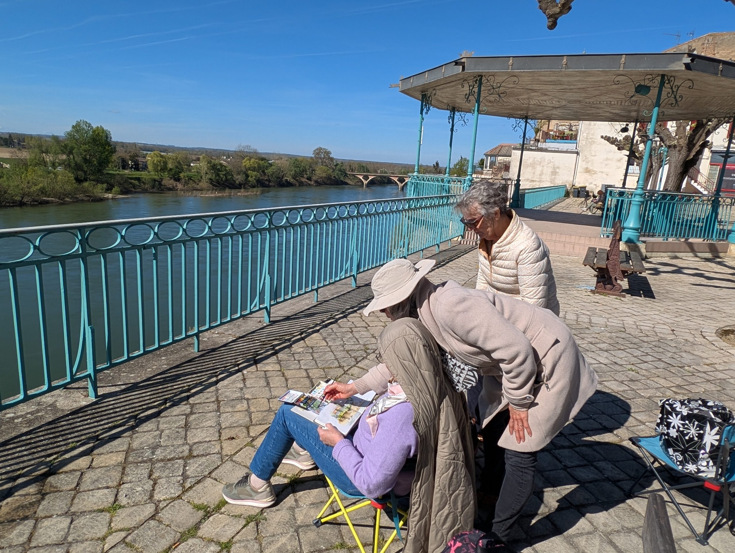 Dans le sillage de Christian Couteau, les aquarellistes investissent la ville.