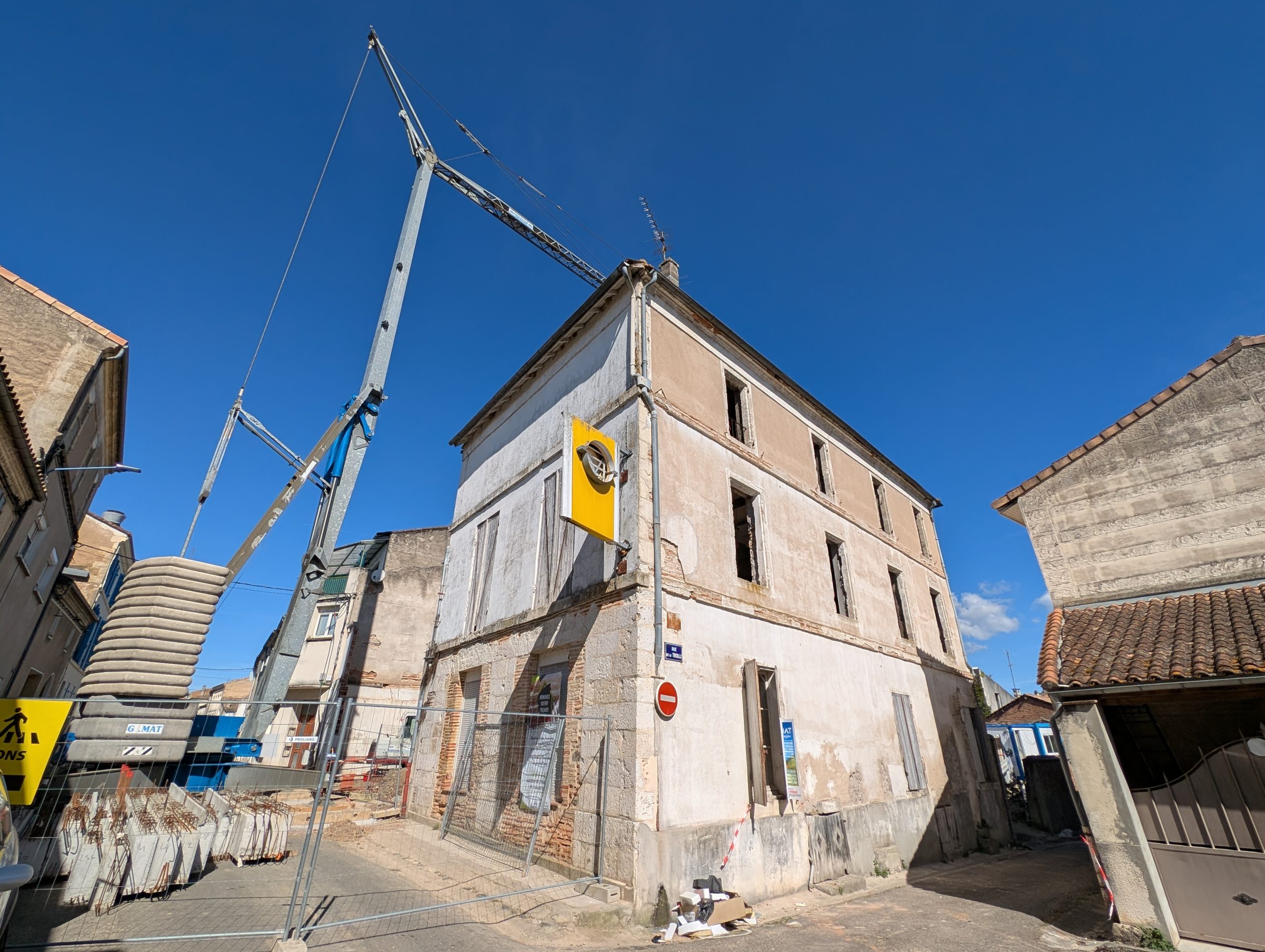 Nouvelle grue, nouveau chantier, nouveau blocage de circulation dans le centre-ville.
